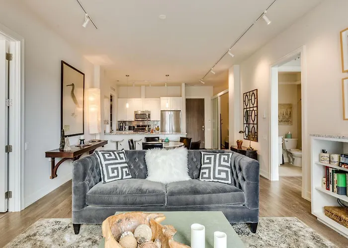 Designer 3br With Balcony & Elevator On Clark! Apts Apartment