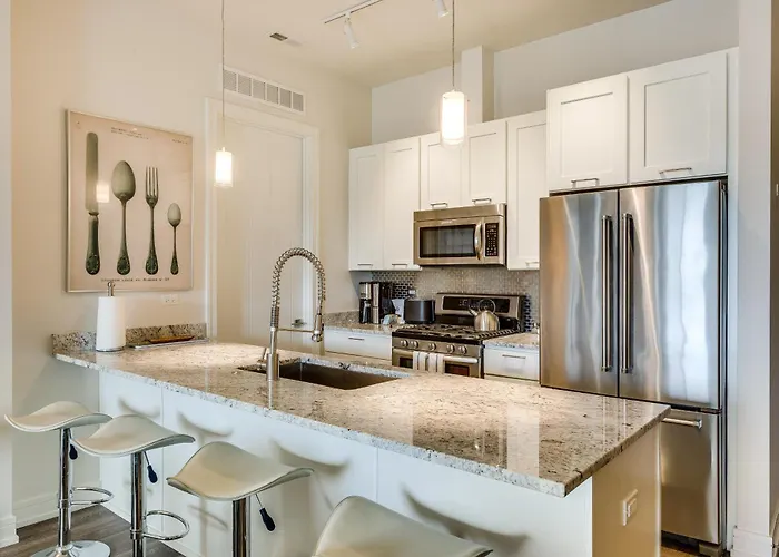 Designer 3br With Balcony & Elevator On Clark! Apts