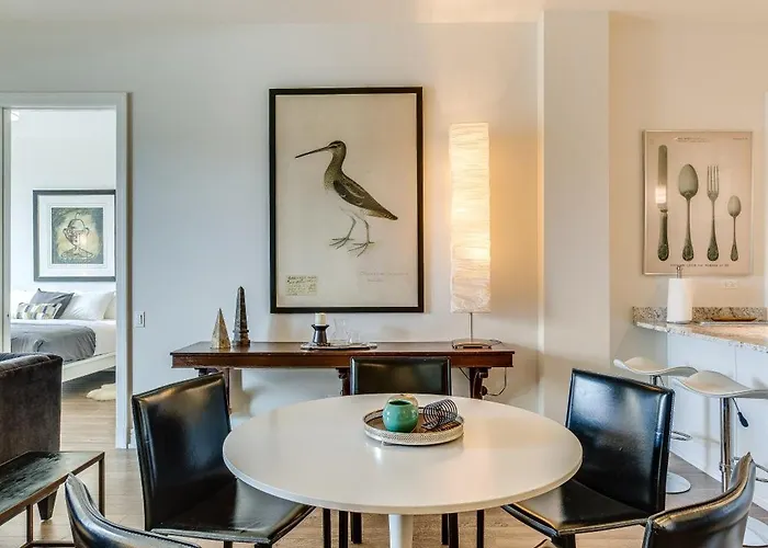 Apartment Designer 3br With Balcony & Elevator On Clark! Apts
