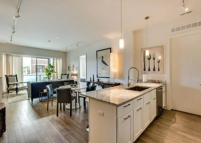 Apartment Designer 3br With Balcony & Elevator On Clark! Apts
