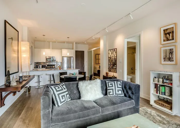 Apartment Designer 3br With Balcony & Elevator On Clark! Apts Chicago