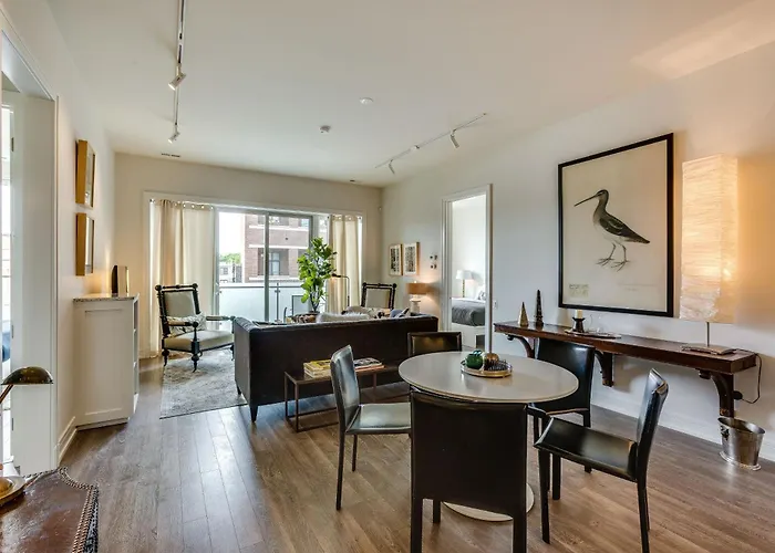 Designer 3br With Balcony & Elevator On Clark! Apts *
