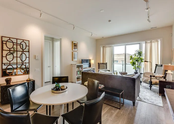 Apartment Designer 3br With Balcony & Elevator On Clark! Apts *