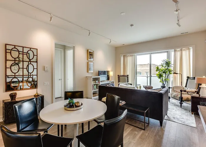 Designer 3br With Balcony & Elevator On Clark! Apts Apartment *