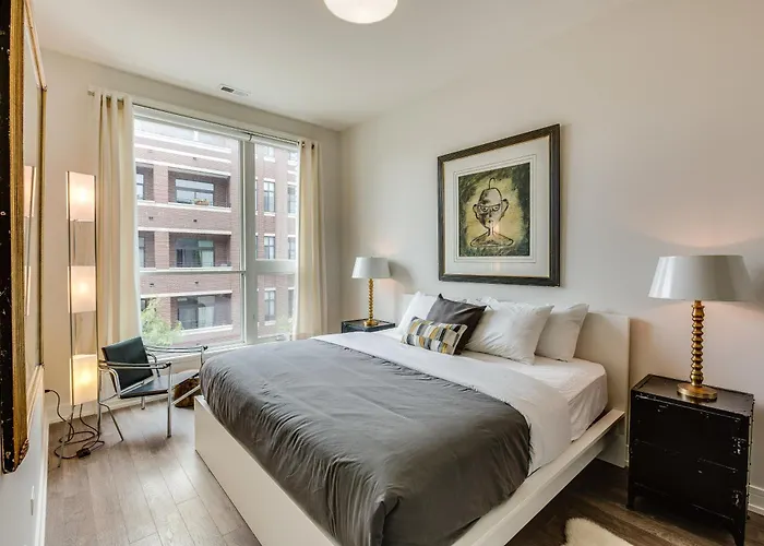 Designer 3br With Balcony & Elevator On Clark! Apts Apartment Chicago