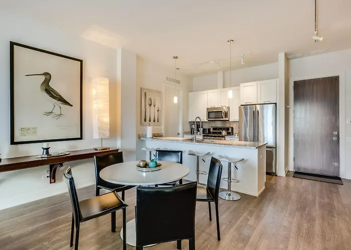 Apartment Designer 3br With Balcony & Elevator On Clark! Apts Chicago