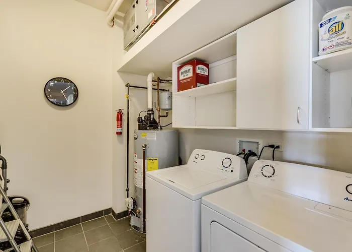 Designer 3br With Balcony & Elevator On Clark! Apts * Chicago