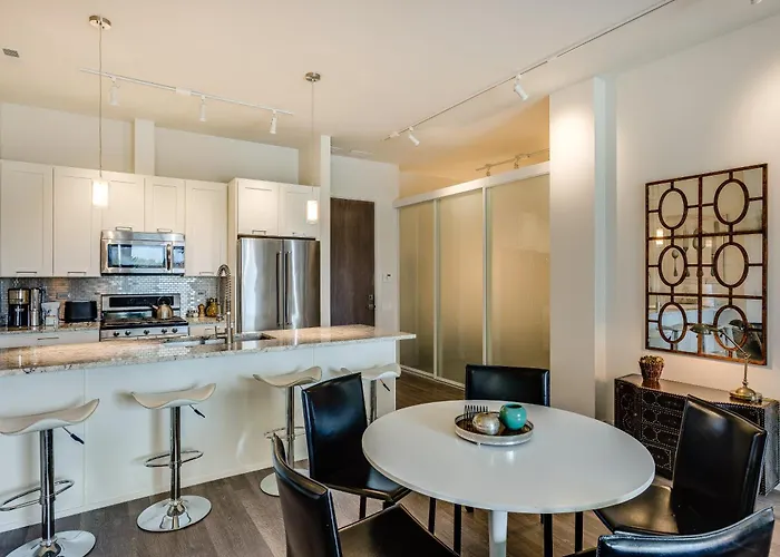 Designer 3br With Balcony & Elevator On Clark! Apts Chicago
