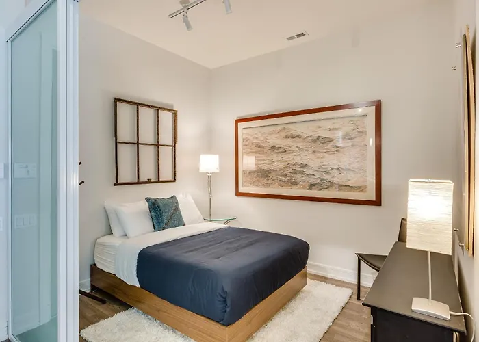 Designer 3br With Balcony & Elevator On Clark! Apts *