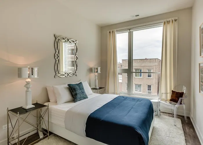 Designer 3br With Balcony & Elevator On Clark! Apts Apartment