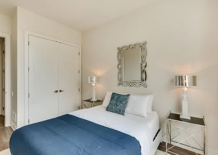 Designer 3br With Balcony & Elevator On Clark! Apts Apartment *