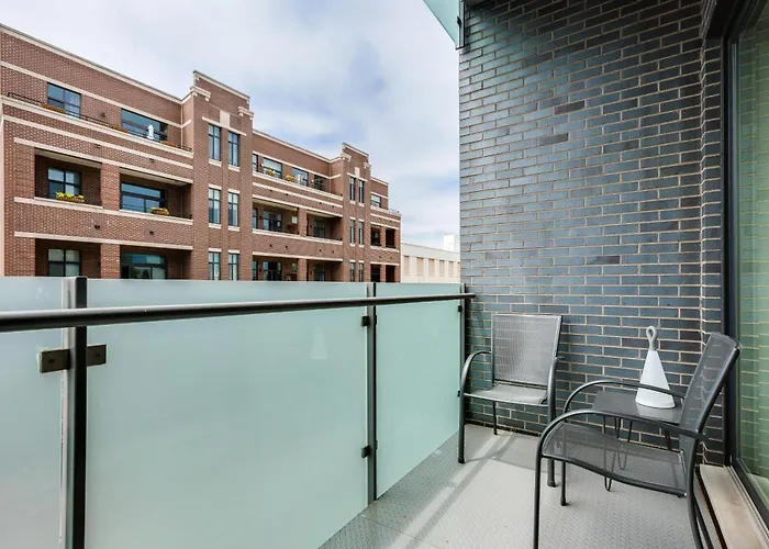 Apartment Designer 3br With Balcony & Elevator On Clark! Apts Chicago