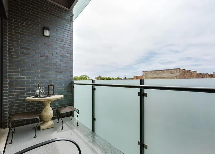Designer 3br With Balcony & Elevator On Clark! Apts Apartment