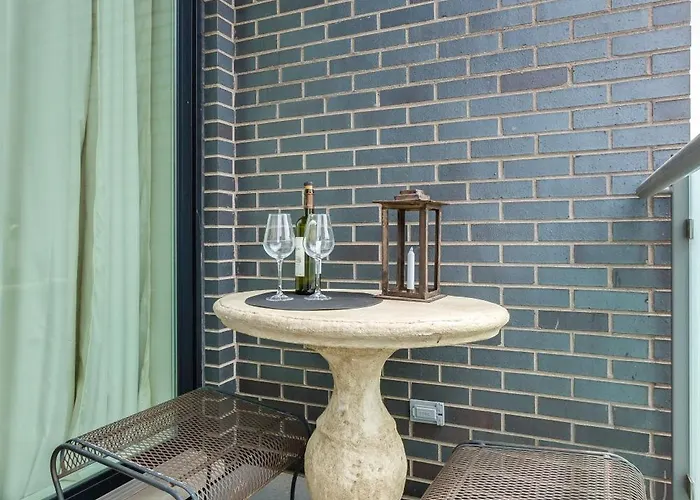 Designer 3br With Balcony & Elevator On Clark! Apts Apartment