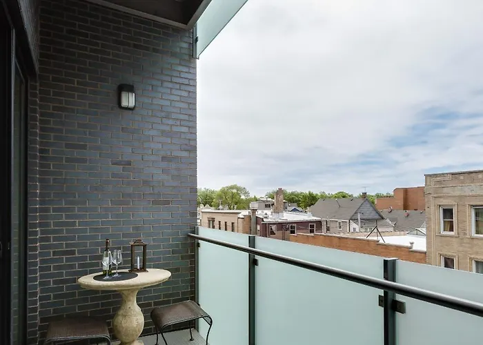 Designer 3br With Balcony & Elevator On Clark! Apts Apartment *