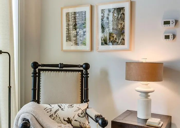 Designer 3br With Balcony & Elevator On Clark! Apts * Chicago