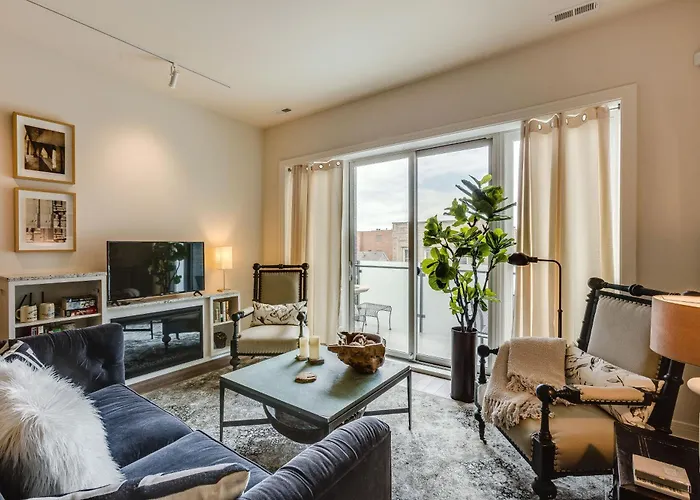 Designer 3br With Balcony & Elevator On Clark! Apts Chicago